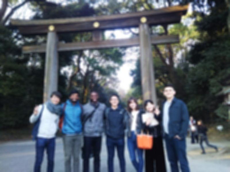 明治神宮の大鳥居前で、英語ガイドボランティアで案内したアメリカからの医学生と記念撮影